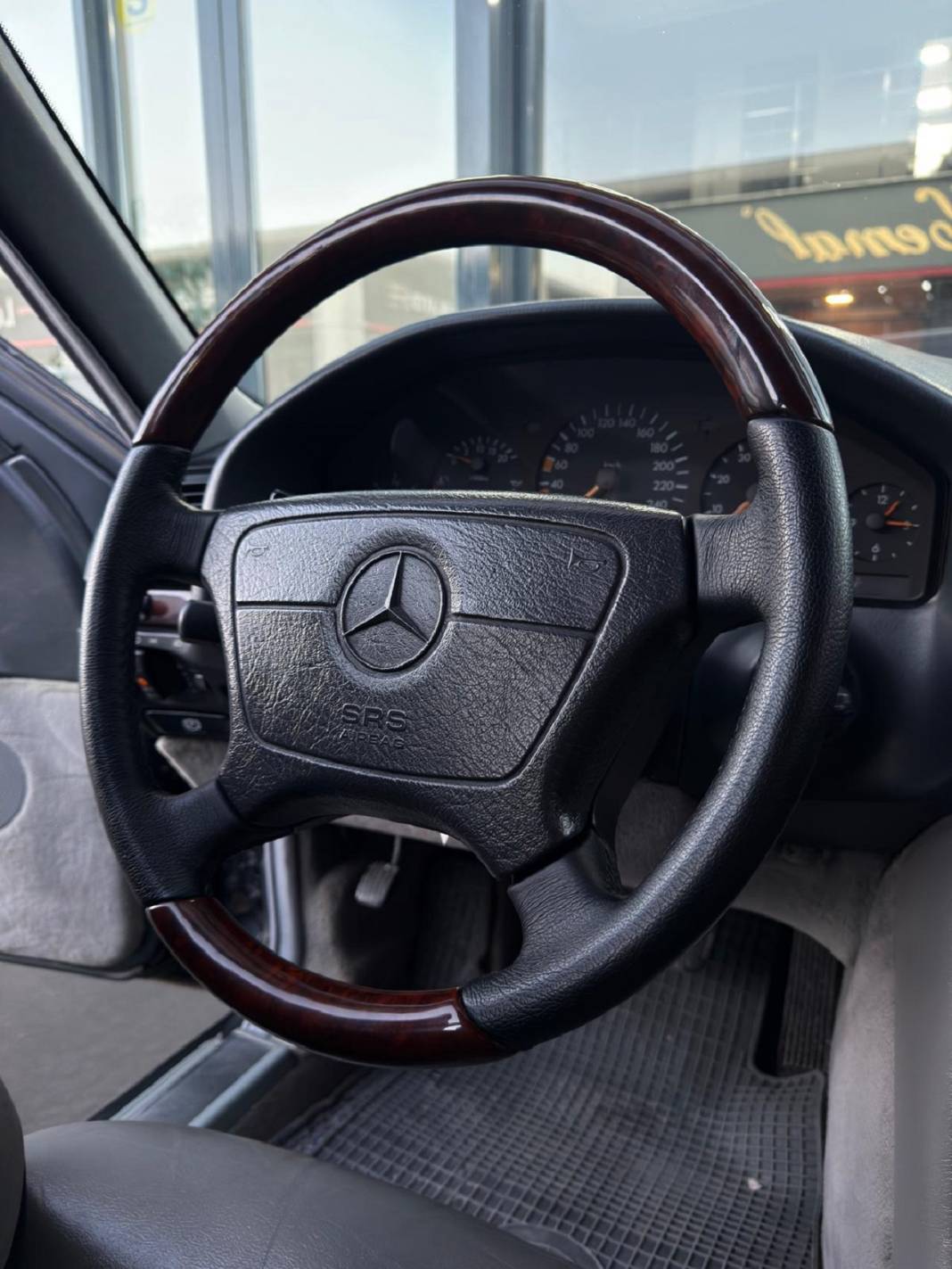 Milli Görüş Lideri Erbakan'ın makam aracı açık artırmayla satışa çıkarıldı 1